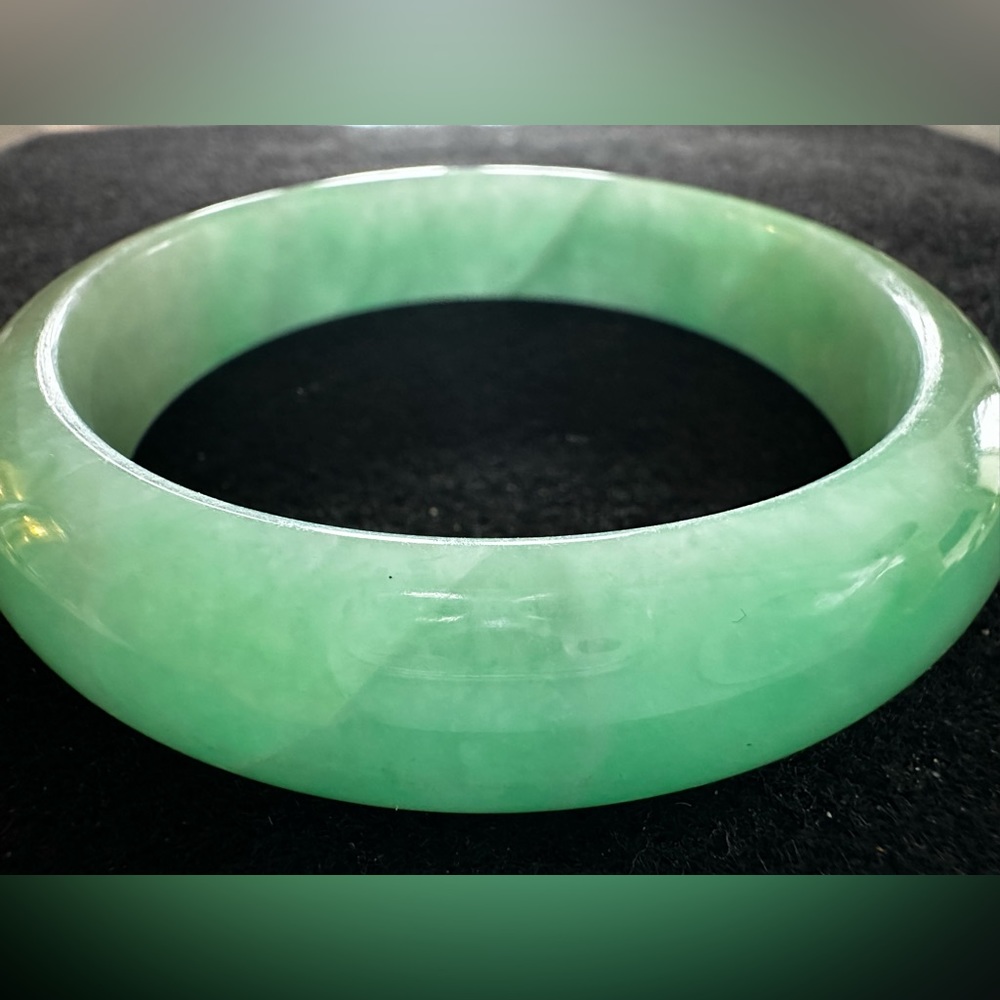 Natural Jade Bangle, Thailand Burma, Vintage
Neiman Marcus 3.12in x 2.47in x .33